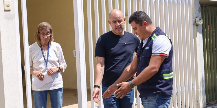 Adolfo Torres supervisa trabajos de sustitución de red de alcantarillado en la colonia Félix Ireta