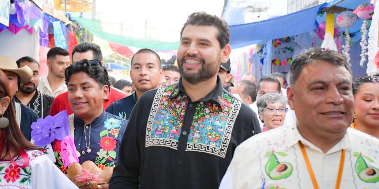 Octavio Ocampo asiste a la inauguración de la Feria del Geranio en Tingambato