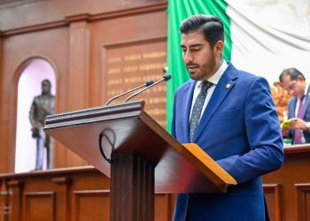 Poncho Chávez propone reconocer el mérito profesional de las mujeres en el servicio público