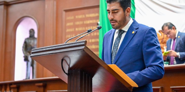 Poncho Chávez propone reconocer el mérito profesional de las mujeres en el servicio público