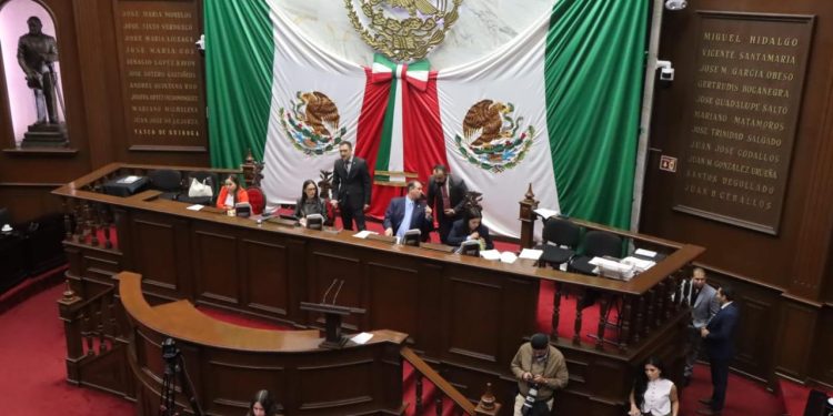 Primarias y secundarias deberán regular uso de Dispositivos Móviles en horario escolar: 76 Legislatura