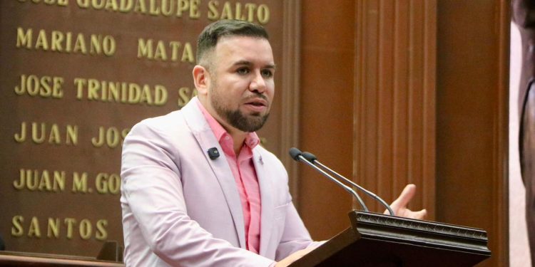 Plantea Reyes Galindo regular uso de celulares en escuelas primarias y secundarias de Michoacán