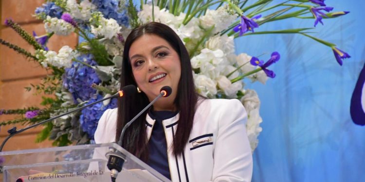 La familia es bastión que protege y sostiene a la sociedad: Tere Herrera