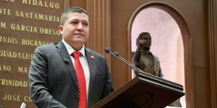 Vicente Gómez presenta iniciativa para fortalecer órdenes de protección a mujeres y NNA