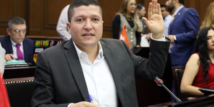 Busca Vicente Gómez aplicar perspectiva de género y prevención de violencias en el ámbito educativo