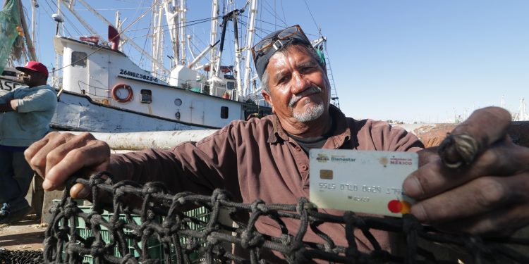 Inicia Bienestar renovación de tarjetas de Bienpesca en Michoacán