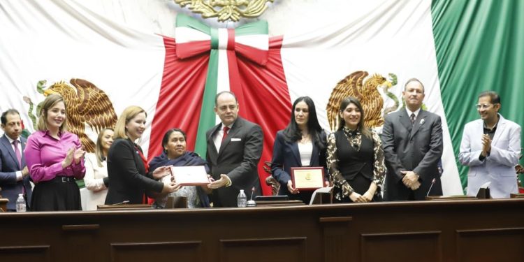 Congreso del Estado entrega condecoración Mujer Michoacana a Juana Bravo y Adriana Contreras