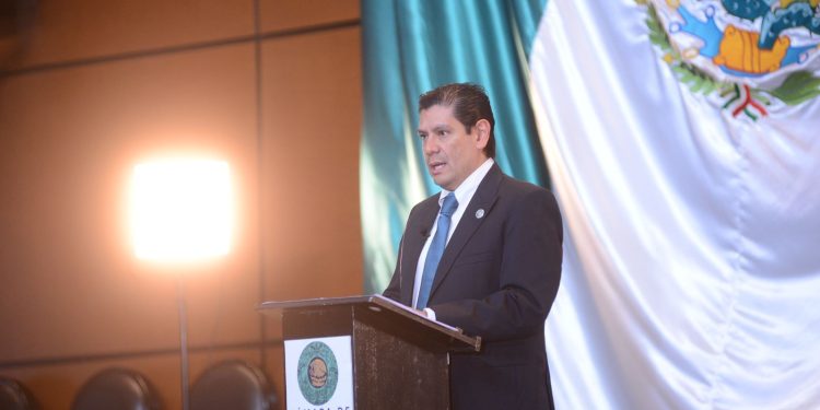 Ernesto Núñez presenta iniciativa para tipificar la «adulteración química» de bebidas y combatir el «drink spiking»