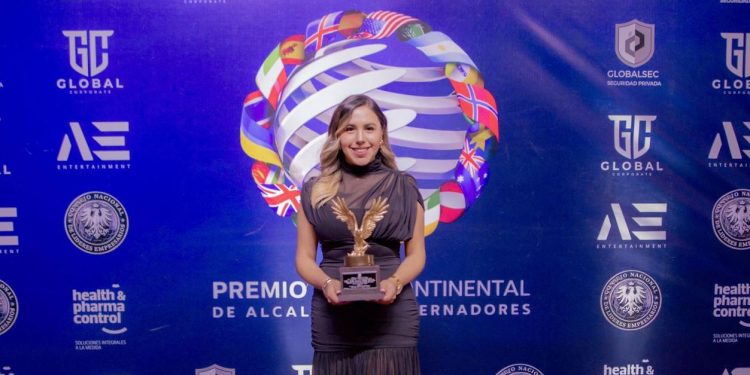 Dayana Pérez recibe Premio Intercontinental por impulso al patrimonio cultural de Salvador Escalante