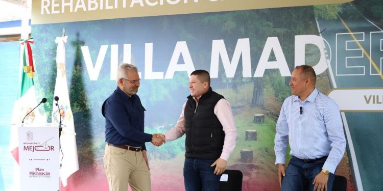 Vicente Gómez reconoce apoyo del Gobierno del Estado en rehabilitación carretera en el Distrito XIX