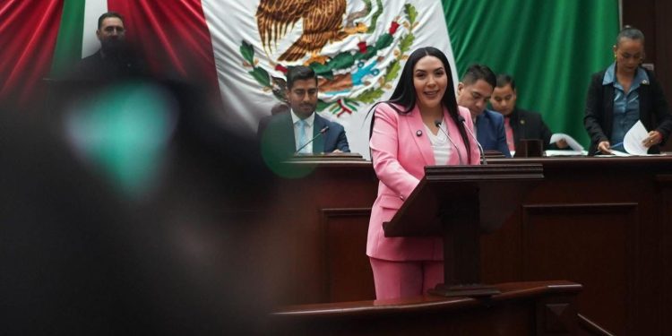 Desde el Congreso se seguirán promoviendo acciones legislativas contra la violencia escolar: Adriana Campos