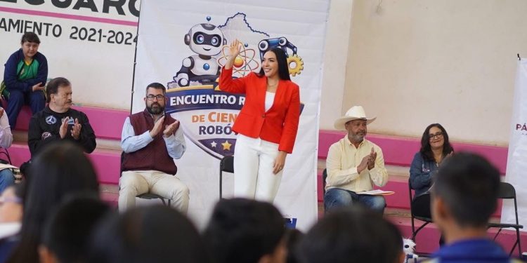 Asiste Adriana Campos al Encuentro Regional de Ciencia y Robótica en Pátzcuaro
