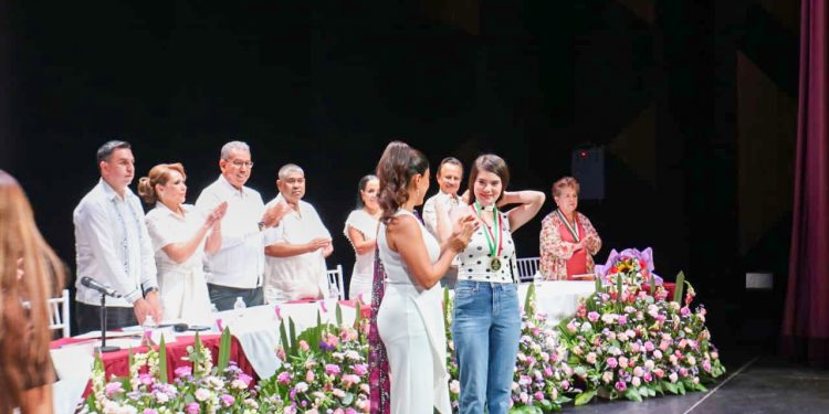 Reconocen a Ashley Mendoza Acevedo con el Mérito Juvenil 2026 de Apatzingán