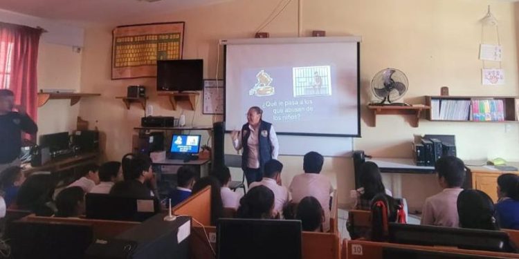 A petición del Fiscal General Carlos Torres Piña, FGE imparte pláticas informativas sobre prevención de violencia en escuela primaria de Morelia