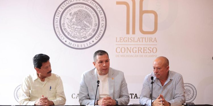 Barragán acompaña presentación de dos iniciativas del sector transportista del estado