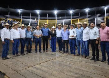 Respalda Octavio Ocampo tradiciones de Tuzantla en Concurso de Caballos Bailadores