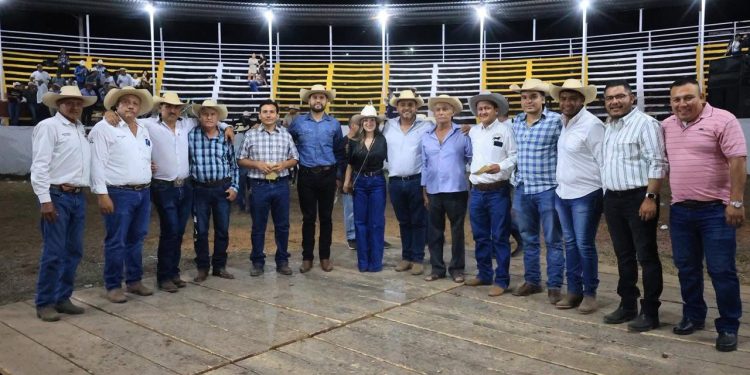 Respalda Octavio Ocampo tradiciones de Tuzantla en Concurso de Caballos Bailadores
