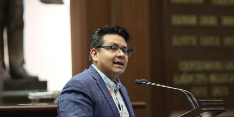 Celebra Toño Carreño aprobación de reforma que propuso que prioriza atención a niños con cáncer