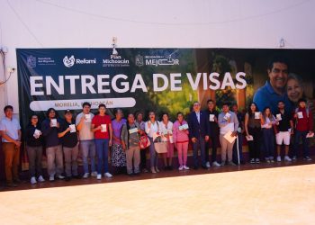 Semigrante entrega visas a estudiantes que competirán en mundial de robótica