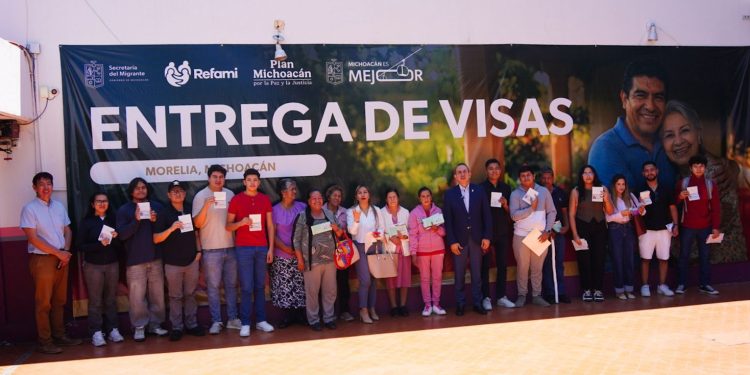 Semigrante entrega visas a estudiantes que competirán en mundial de robótica