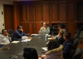 Adolfo Torres dialoga con locatarios para atender suministro de agua en el Mercado de Abastos
