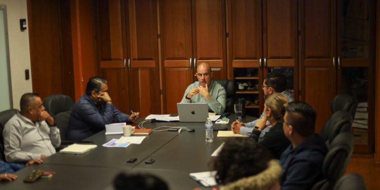 Adolfo Torres dialoga con locatarios para atender suministro de agua en el Mercado de Abastos