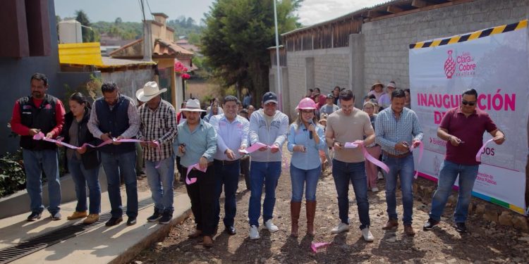 Dayana Pérez entrega obra de empedrado y alumbrado en Iramuco