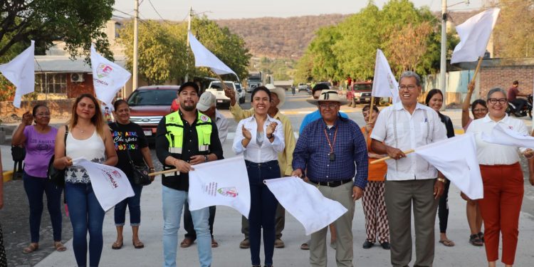 Compromiso con el bienestar: Fanny Arreola inaugura nueva calle en La colonia Florida