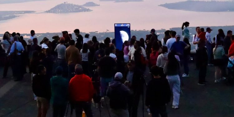 “Vestigios Astronómicos” reúne a 3 mil personas bajo el cielo de Pátzcuaro