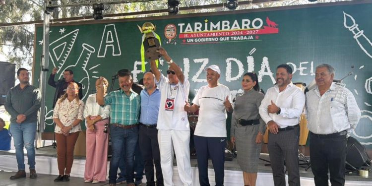 Con orgullo y agradecimiento, Ayuntamiento de Tarímbaro festeja a sus maestros