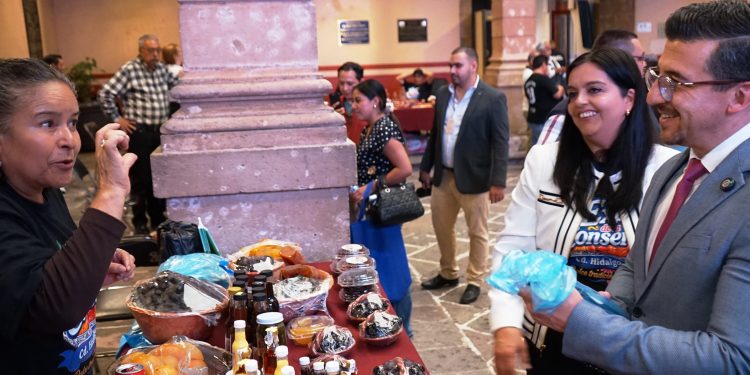 RESPALDAR A LAS Y LOS ARTESANOS ES DEFENDER LA IDENTIDAD Y EL BIENESTAR DE MICHOACÁN: TOÑO MENDOZA