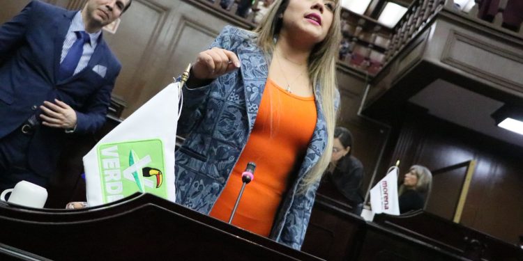 Llama Xóchitl Ruiz a dignificar condiciones laborales y garantizar respaldo a familias de policías caídos