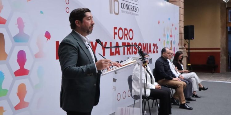 Abraham Espinoza refrenda compromiso con la inclusión durante foro “La Ley y Trisomía 21”