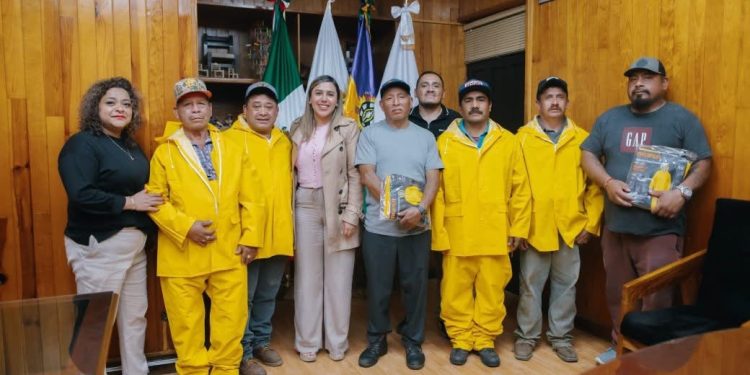 Dayana Pérez fortalece las condiciones laborales del personal de Limpia con entrega de impermeables