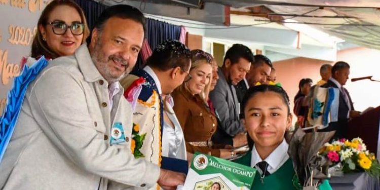 Los sueños comienzan en las aulas; apoyarlos es construir el futuro de Pátzcuaro: Julio Arreola