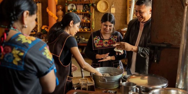 Impulsan riqueza cultural con equipamiento a cocineras tradicionales y ecoturismo