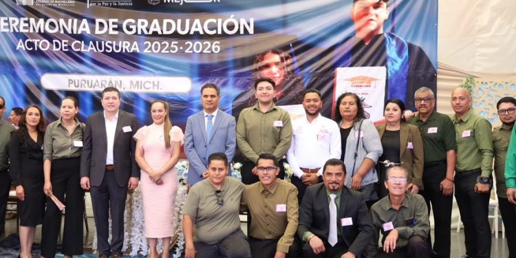 Acompaña Vicente Gómez graduaciones en el Distrito XIX