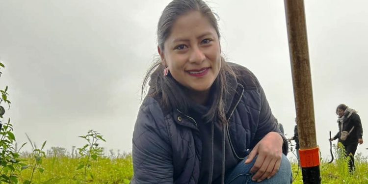 Celeste Ascencio participa en jornada de reforestación en la comunidad de Nurio