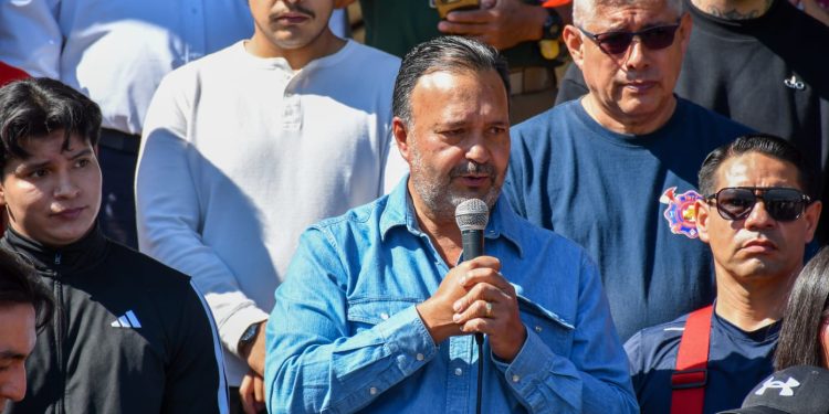 Julio Arreola reconoce labor de bomberos durante el Reto Estribo 2026