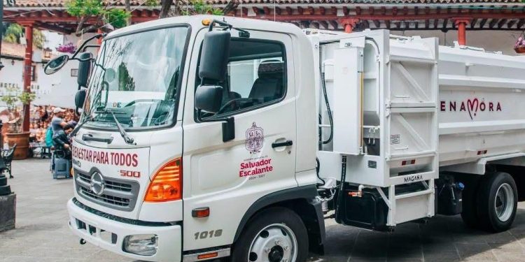 Dayana Pérez fortalece el servicio de limpieza con nuevos camiones recolectores en Salvador Escalante
