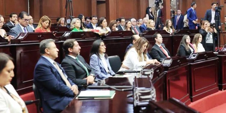 Recibe Congreso del Estado el Quinto Informe de Gobierno del Titular del Ejecutivo