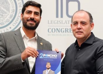 Poncho Chávez entrega Segundo Informe de Actividades Legislativas ante la Mesa Directiva del Congreso
