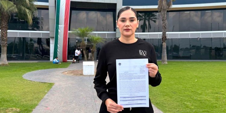 Presenta Diana Espinoza denuncia ante la FGE por ataques al honor y a la intimidad