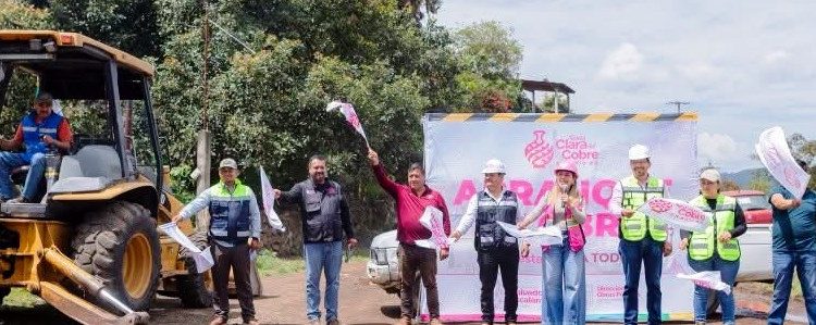 Dayana Pérez da banderazo de arranque al adoquinamiento de calle en Agua Verde