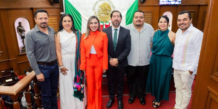 Dayana Pérez Mendoza acompaña al gobernador Alfredo Ramírez Bedolla en la entrega de su Quinto Informe de Gobierno
