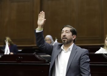 Diputado Abraham Espinoza Villa propone identificar con color y señalética los asientos preferentes en el transporte público de Michoacán