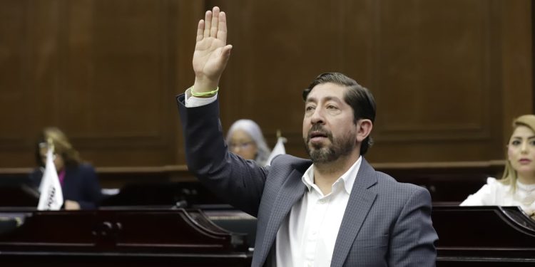 Diputado Abraham Espinoza Villa propone identificar con color y señalética los asientos preferentes en el transporte público de Michoacán