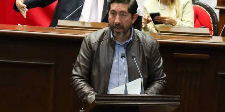 Abraham Espinoza presenta iniciativa para prohibir que niñas y niños viajen sin protección en motocicletas