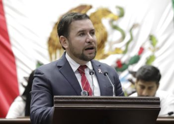 Presenta Reyes Galindo iniciativa para salvaguardar el respeto, la dignidad y la trayectoria de las maestras y maestros michoacanos