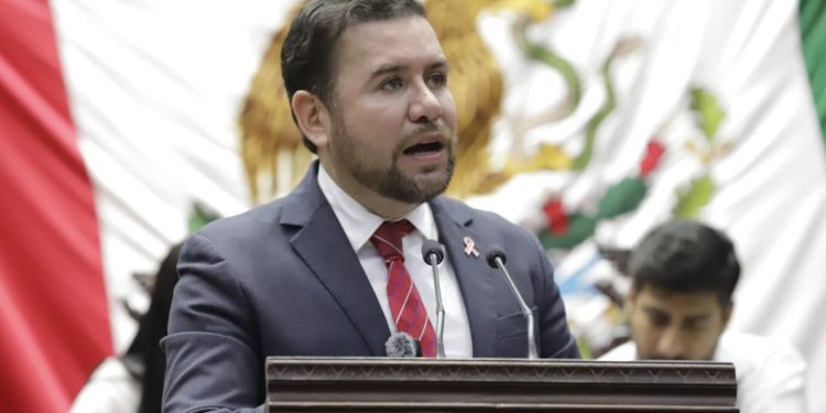 Presenta Reyes Galindo iniciativa para salvaguardar el respeto, la dignidad y la trayectoria de las maestras y maestros michoacanos